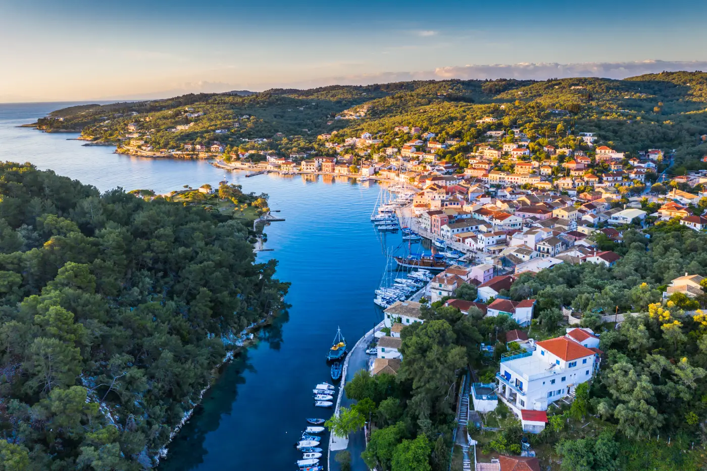 De haven van Paxos