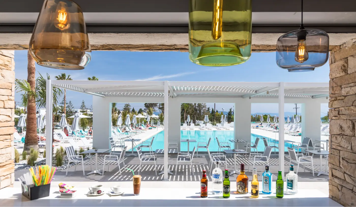 Aan de bar bij Blue Lagoon Ocean op Kos