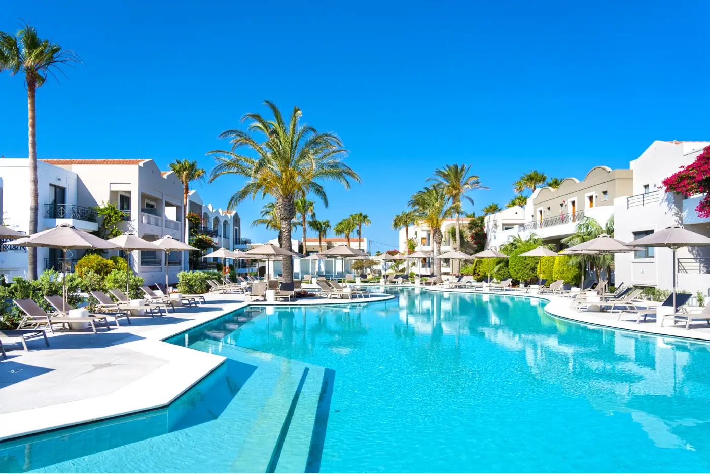 Zwembad bij Pelagos Suites Hotel & Spa