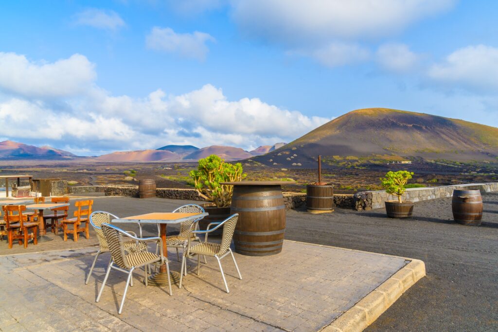 Terrasje op Lanzarote met vulkaan op de achtergrond