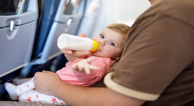 Inpaklijst vakantie baby; fopspeen of fles in het vliegtuig