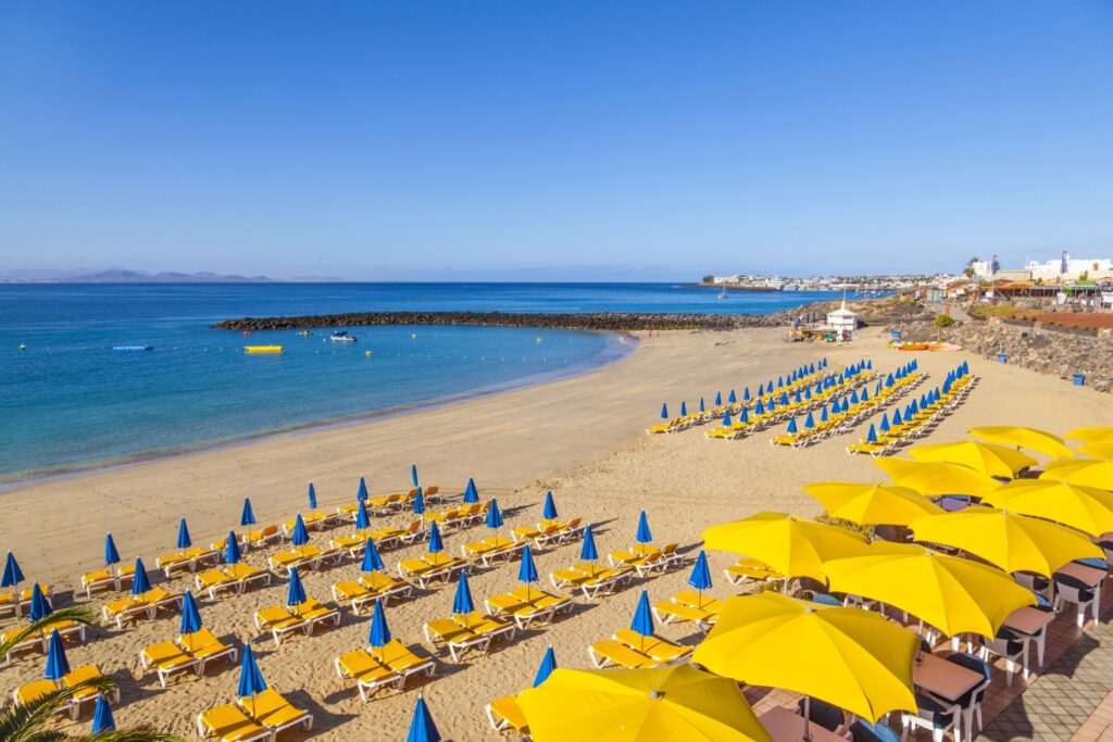 Playa Blanca met parasols en ligbedjes